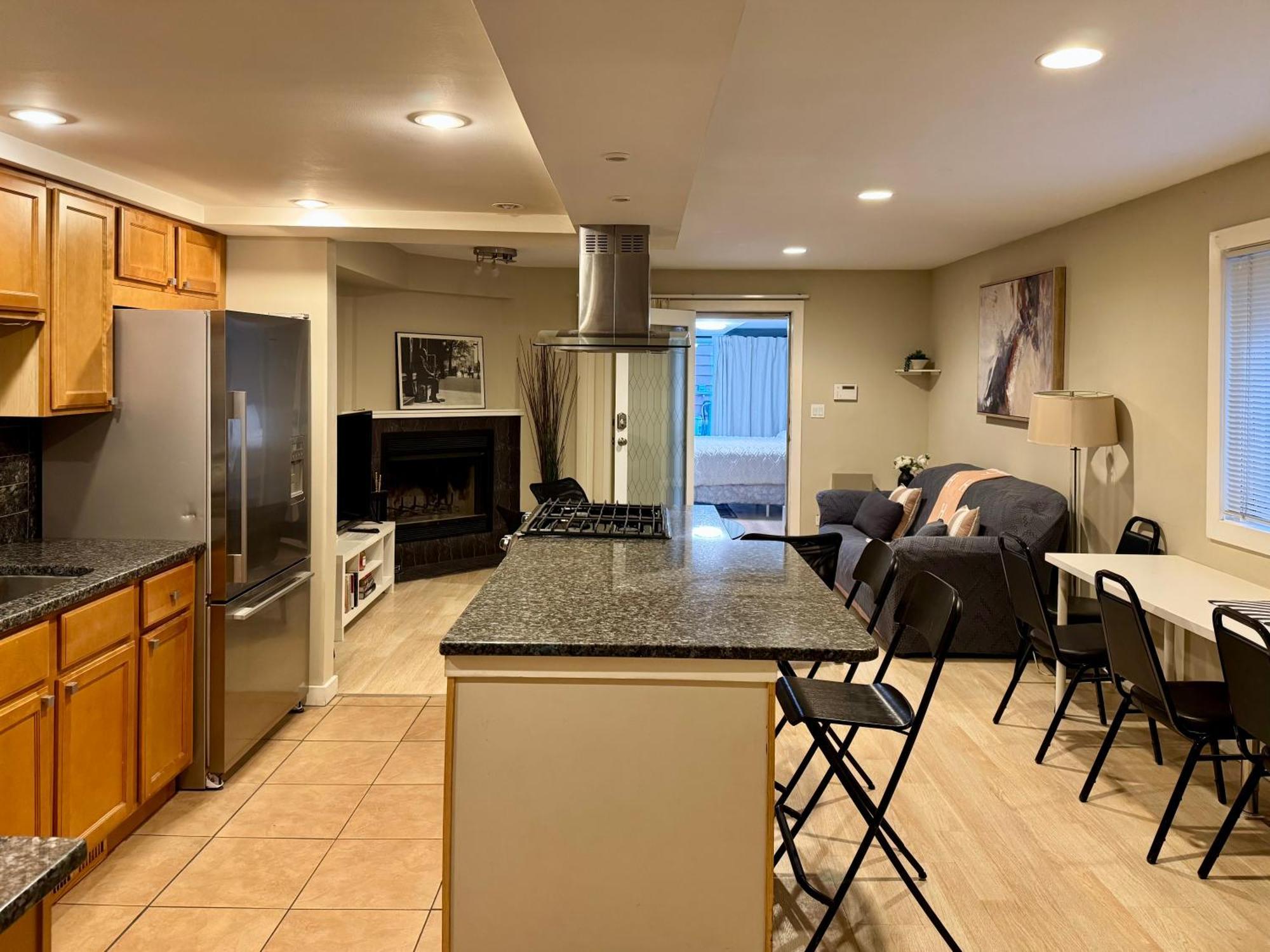 Designer Themed 4 Bedroom In Best Location With Patio And Fireplace Chicago Exterior photo